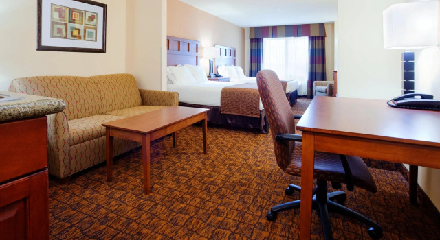 Четырёхместный люкс Holiday Inn Express Hotel & Suites Mount Airy by IHG