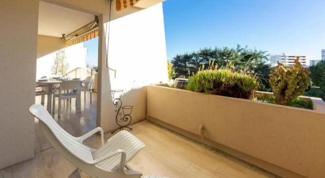 Апартаменты 3 bedroom apartment of 90m2 with a spacious terrasse and a parking spot !