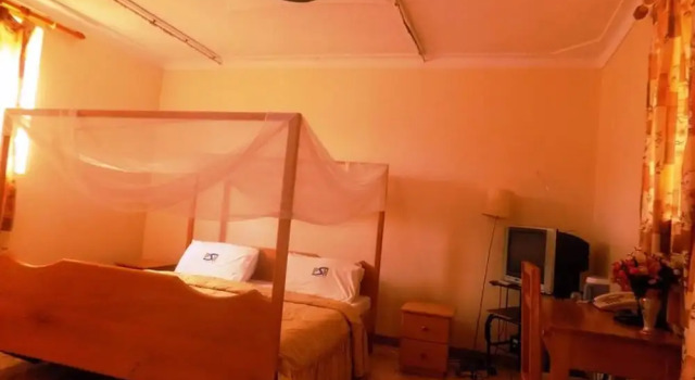 Номер Deluxe Palm Springs Hotel Masaka
