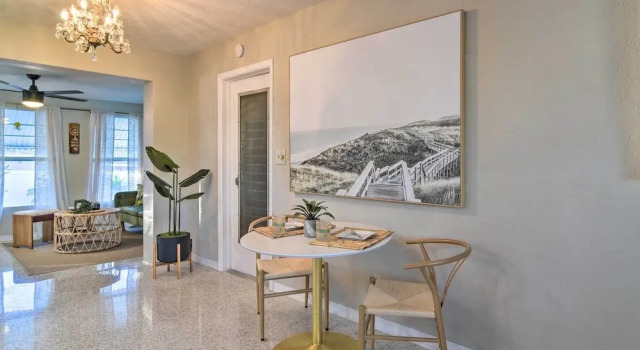 Lush Seminole Surf Inn w/ Backyard Fire Pit!, Book Hotel 3-stjernede hoteller i Seminole, 3*