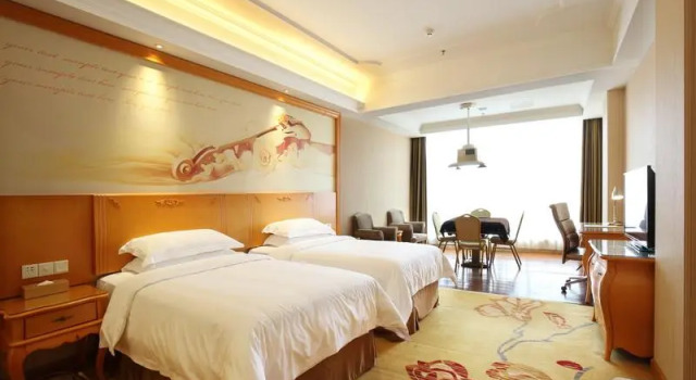 Люкс Vienna International Hotel Guangzhou Changlong Qifu Xincun