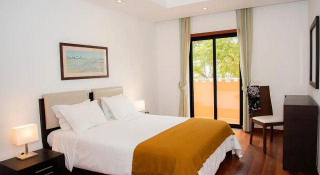 Stunning 2 Bedroom Apartment 500m to Luz Beach