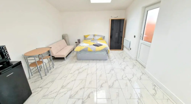 Large Triple Studio Flat - Croydon