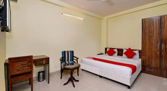 OYO 4930 Stay EM Residency