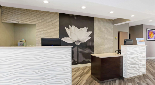 La Quinta Inn & Suites by Wyndham Orlando Airport