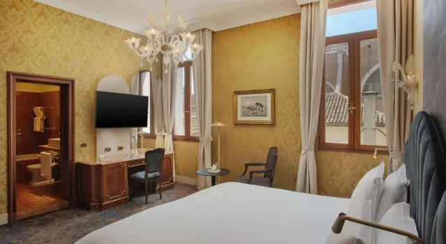 Двухместный номер Premium NH Venezia Santa Lucia