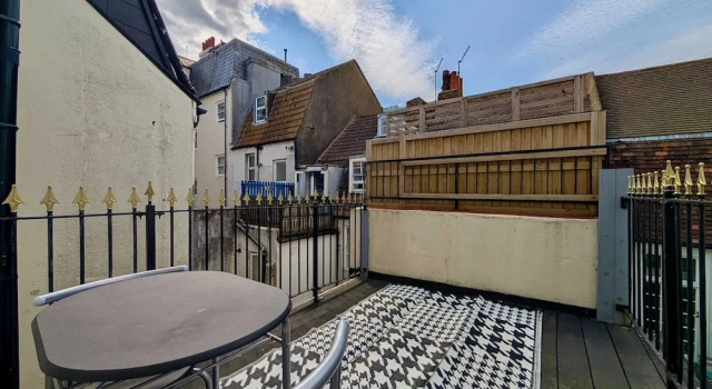Коттедж Charming House With Balcony Near Brighton Beach