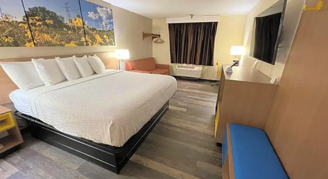 Номер Standard Days Inn & Suites by Wyndham Kaukauna WI