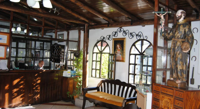 Hotel Fuente de Piedra I, Забронировать Отель La Floresta Кито, рядом с Del Arbolito Park