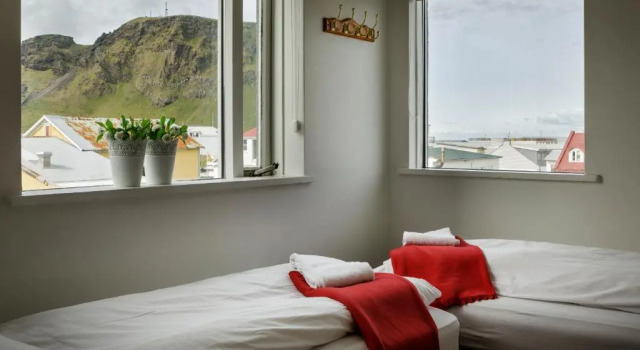 Guesthouse Sunnuhóll, Prenota Hotel Heimaey Islanda