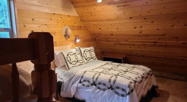 Two Bedroom Real Log Cabin With Wifi and EV Char ger, Buchen Sie Ferienhaus Hotels in Glacier mit Parkplatz, Parkplätze