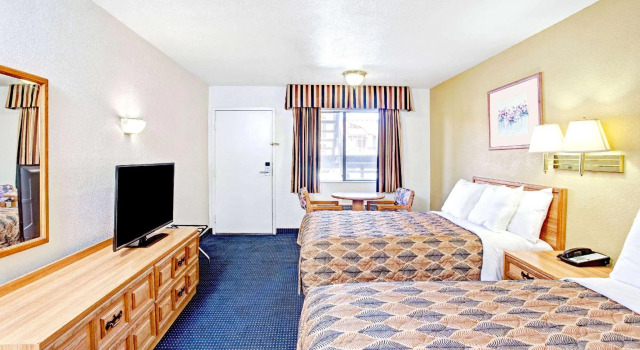 Четырёхместный номер Standard с видом на бассейн Travelodge by Wyndham Banning Casino and Outlet Mall