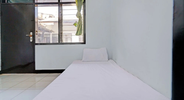 Standard Zimmer OYO Life 92901 Kost Bu Nur