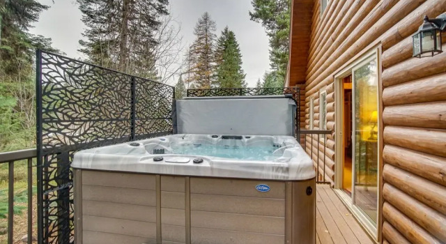 Family-friendly Mccall Cabin w/ Private Hot Tub!, Забронировать Отель Отели Мак-Колл с парковкой, рядом с McCall Golf Club, Парковка