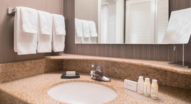 Четырёхместный номер Standard Courtyard by Marriott San Mateo Foster City
