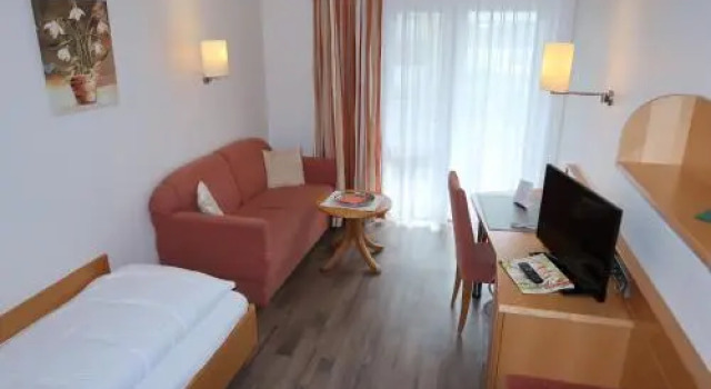 Hotel Christine, Забронировать Отель Отели Радольфцелль 3 звезды, 3*