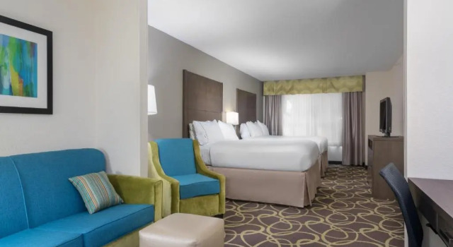 Четырёхместный люкс Holiday Inn Express Hotel & Suites Ames by IHG
