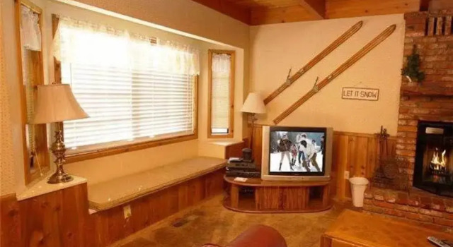 Bear Snugglin by Big Bear Cool Cabins