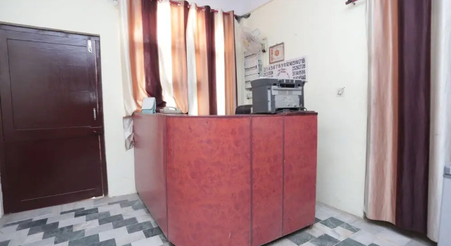 SPOT ON 35638 Rama Hotel, Book Hotel Hoteller i Srinagar med parkering, Parkering