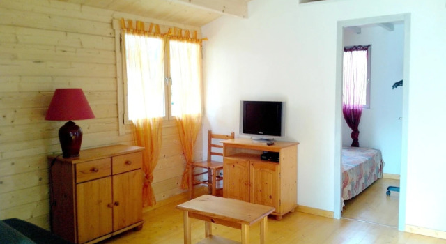 Chalet With 2 Bedrooms In Poussan With Enclosed Garden