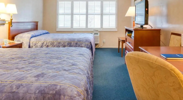 Четырёхместный номер Standard с видом на бассейн Saga Motor Hotel Pasadena