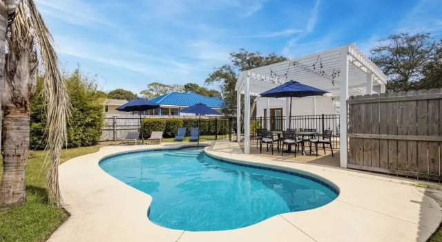 2 Homes in Destin by Avantstay   Sleeps 30, Private Pool+hot Tub, Game Room, Outdoor Bar, Walk to Beach, Varaa Lomakoti Destin Emerald Coast
