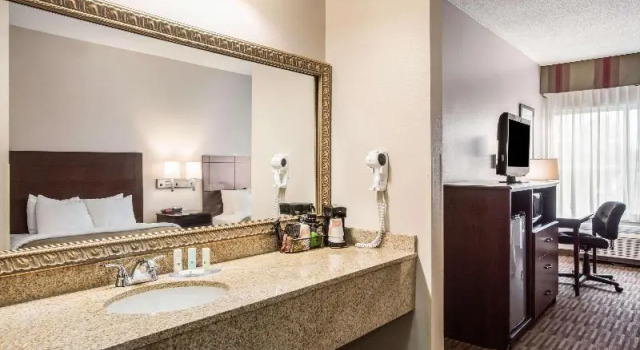 Люкс Standard Quality Inn & Suites Lawrence - University Area
