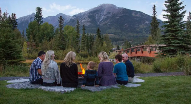 Rundle Cliffs Lodge by Spring Creek Vacation, Rezervovat Hotel Canmore Alberta