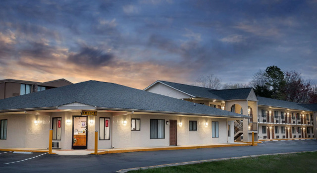 Super 8 by Wyndham Burlington NC, Reserva ahora Posada u hostería Burlington Carolina del Norte