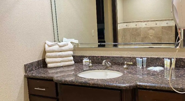 Двухместный номер Standard с балконом OYO Pinewood Inn & Suites Silsbee