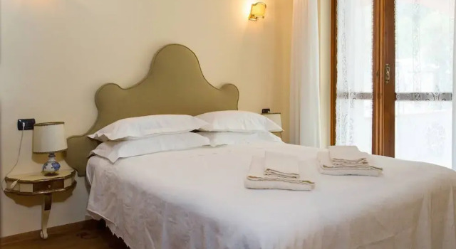 Beautiful Villa, Wifi, Bbq, Private Garden, Short Walk to Lakeside, Beach and Restaurants, Prenota Hotel Meina Lago Maggiore