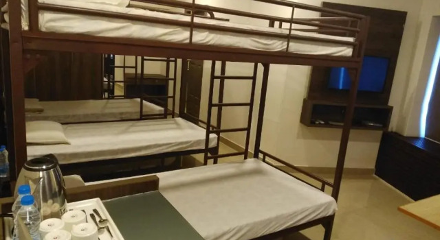 Кровать в общем номере Hotel Merlin International