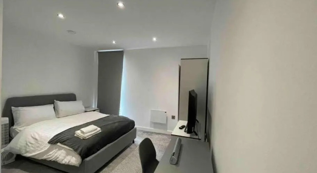 Luxury 2-Bed Apt with free parking on premises