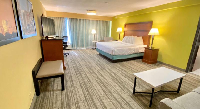 Четырёхместный номер Standard Best Western Plus Houston Energy Corridor
