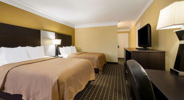 Четырёхместный номер Standard Quality Inn & Suites Syracuse Fairgrounds