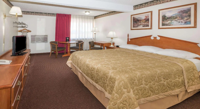 Четырёхместный номер Standard Super 8 by Wyndham Laramie
