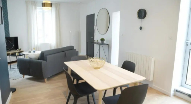 T2 de 55m2 avec toit terrasse, hyper centre, wifi, Netflix, draps, savons et serviettes fournis, Забронировать Отель Коньяк Charente, рядом с Парк Франциска I