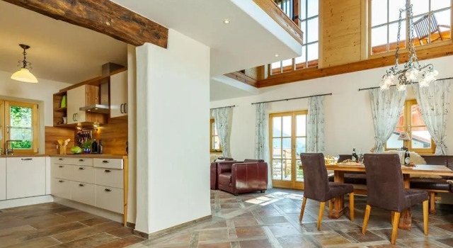 Коттедж Chalet unter weissblauem Himmel
