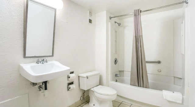 Четырёхместный номер Standard Rodeway Inn Baltimore - Inner Harbor South