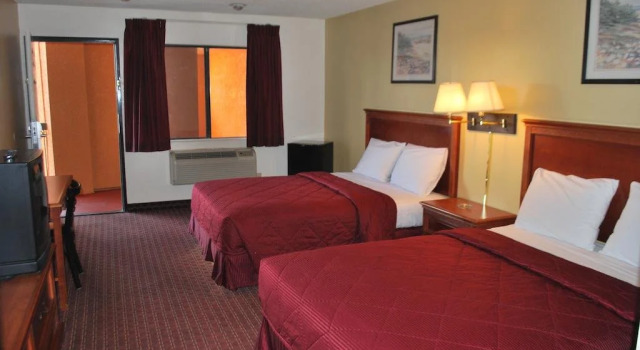 Travel Plaza Inn, Забронировать Отель Отели Комптон с парковкой, Парковка