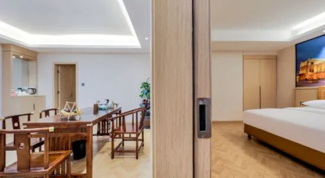 Люкс Business с видом на улицу Vienna Hotel Shenzhen Shajing Zhongxin Road