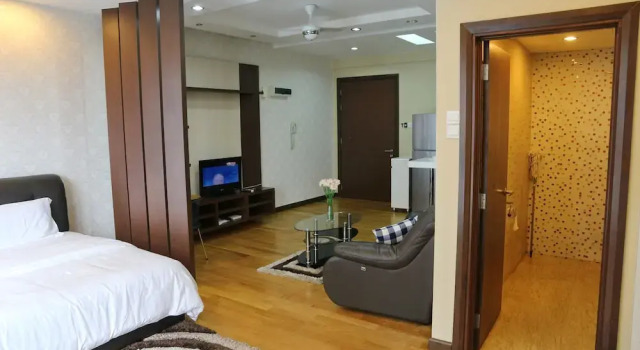 Студия Superior с видом на город Panda Residences at Regalia