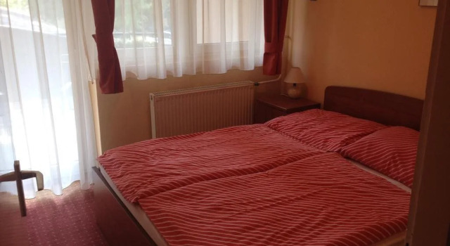 Hotel Family, Забронировать Отель Отели Балатонфельдвар с бассейном, рядом с Balatonföldvár port, Бассейн