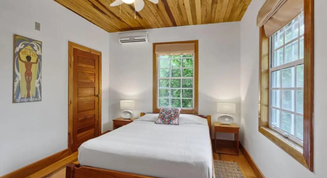 Коттедж с 2 комнатами Weezies Ocean Front Hotel and Garden Cottages