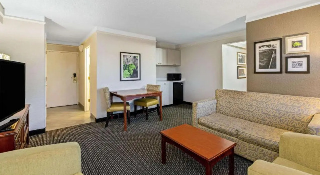 Люкс La Quinta Inn & Suites by Wyndham New Orleans Airport