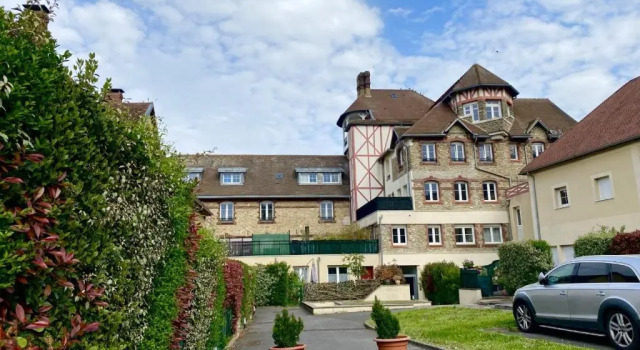 Grand appartement proche Roissy, Parc Astérix, Mer de sable, Varaa Huoneisto Hotellit Val d'Oise pysäköinnillä, Pysäköinti
