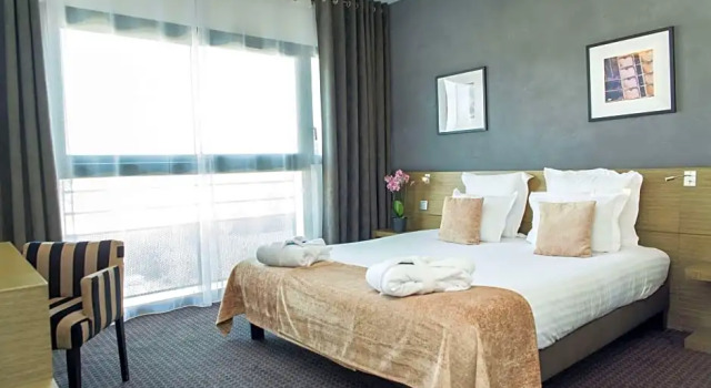 Четырёхместный номер Superior с видом на бассейн Best Western Hôtel De La Cité & Spa