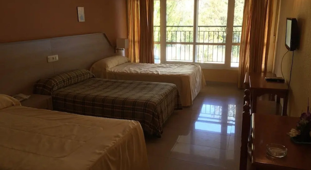 Трёхместный номер Standard с балконом Hotel Manzanares