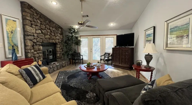 Forest view, log-sided two bedroom, two bath condo on Lake Ouachita. by RedAwning, Varaa Huoneisto Mount Ida 