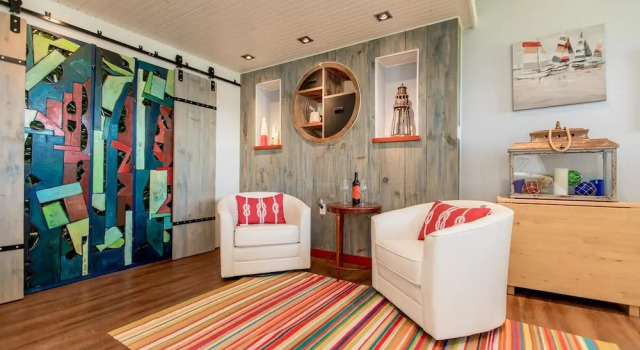 Barefoot Bungalow Gracing the shores of Lake Simcoe, a wonderful family cottage!, Varaa Hotelli  